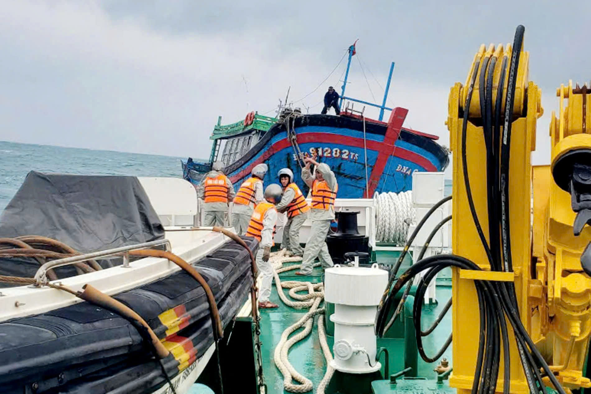 Tàu của Vùng 3 Hải quân kịp thời cứu kéo 2 tàu cá cùng ngư dân gặp nạn trên biển - Ảnh 1.