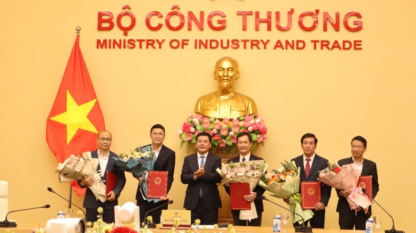 Bộ Công Thương điều động, thuyên chuyển hàng loạt nhân sự cấp Cục trưởng, Vụ trưởng- Ảnh 1.