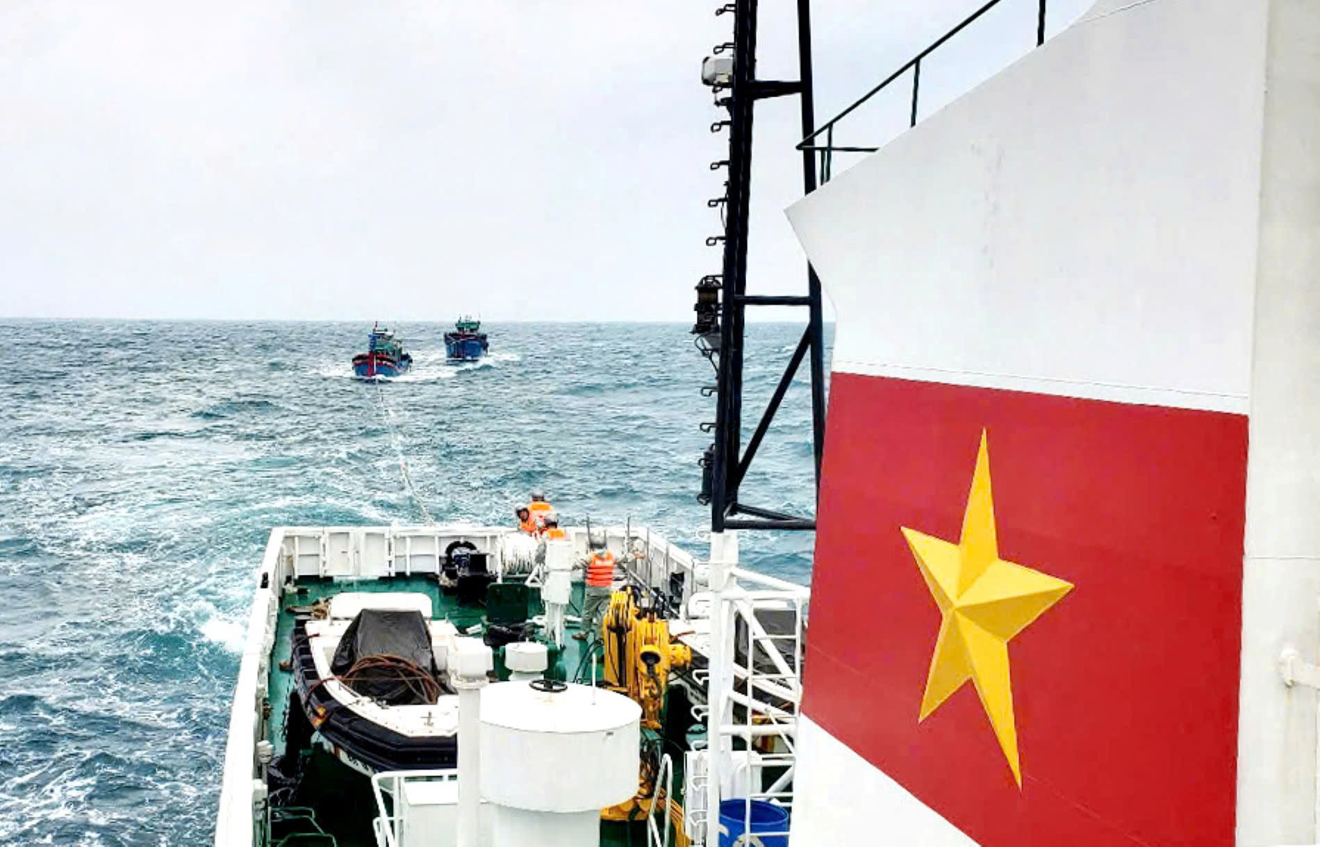 Tàu của Vùng 3 Hải quân kịp thời cứu kéo 2 tàu cá cùng ngư dân gặp nạn trên biển - Ảnh 2.
