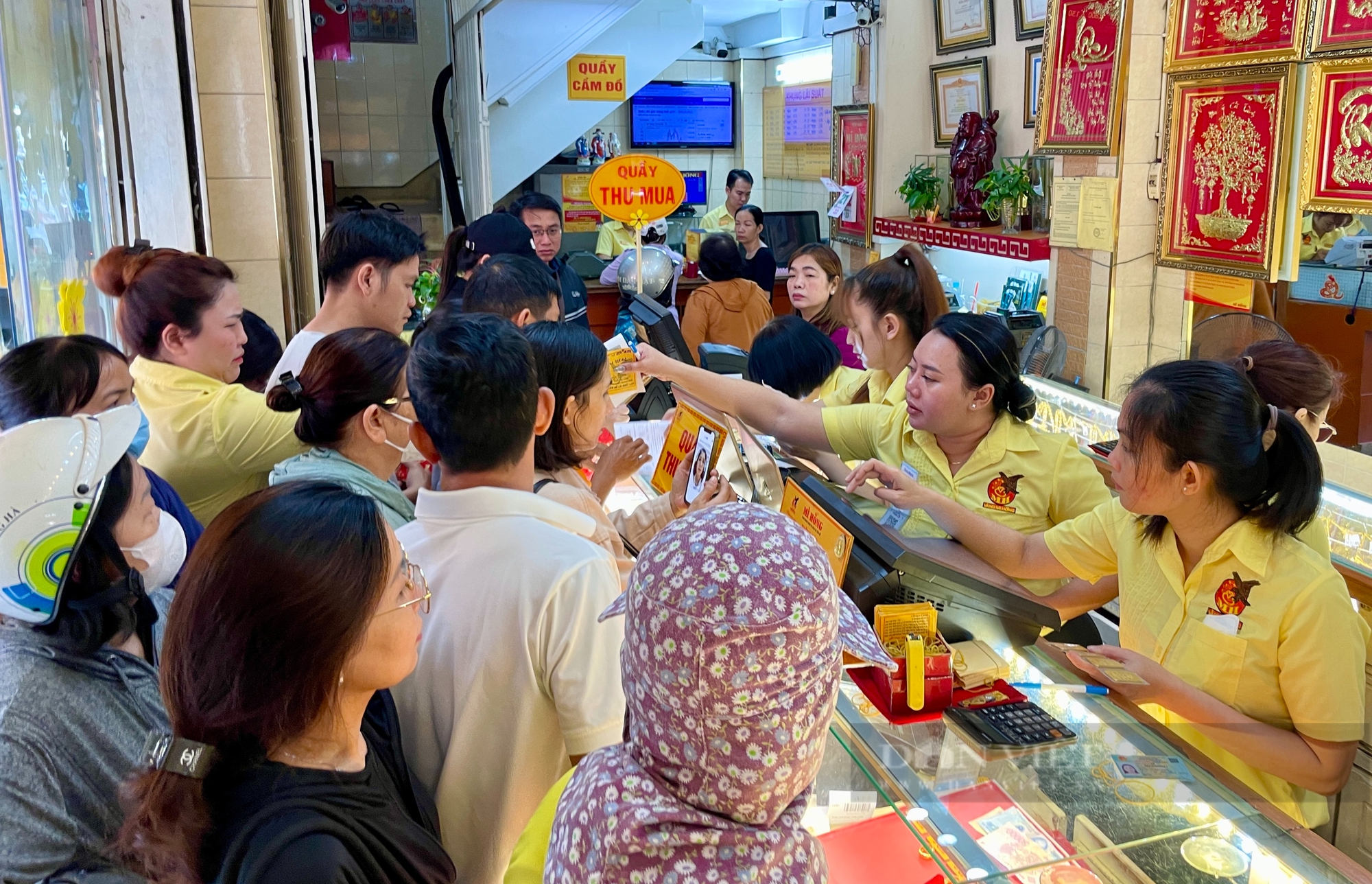 Giá vàng hôm nay 20/3: Nhiều người vác ba lô, ôm cả giỏ xách tiền đi mua vàng- Ảnh 4.