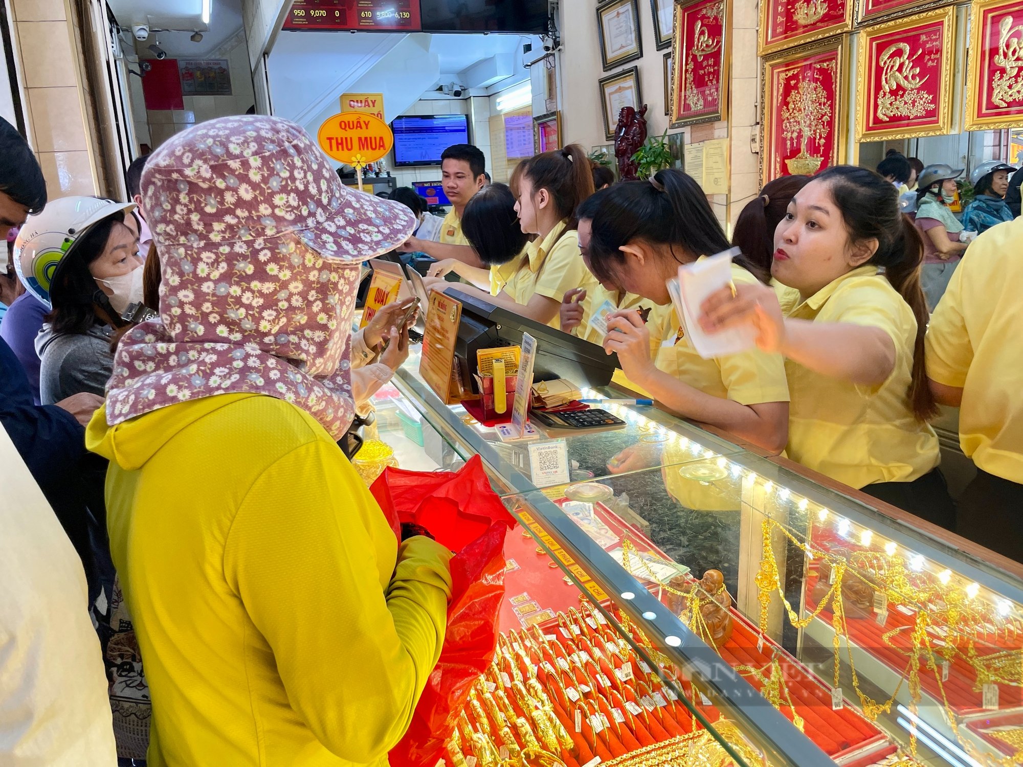 Giá vàng hôm nay 20/3: Nhiều người vác ba lô, ôm cả giỏ xách tiền đi mua vàng- Ảnh 3.