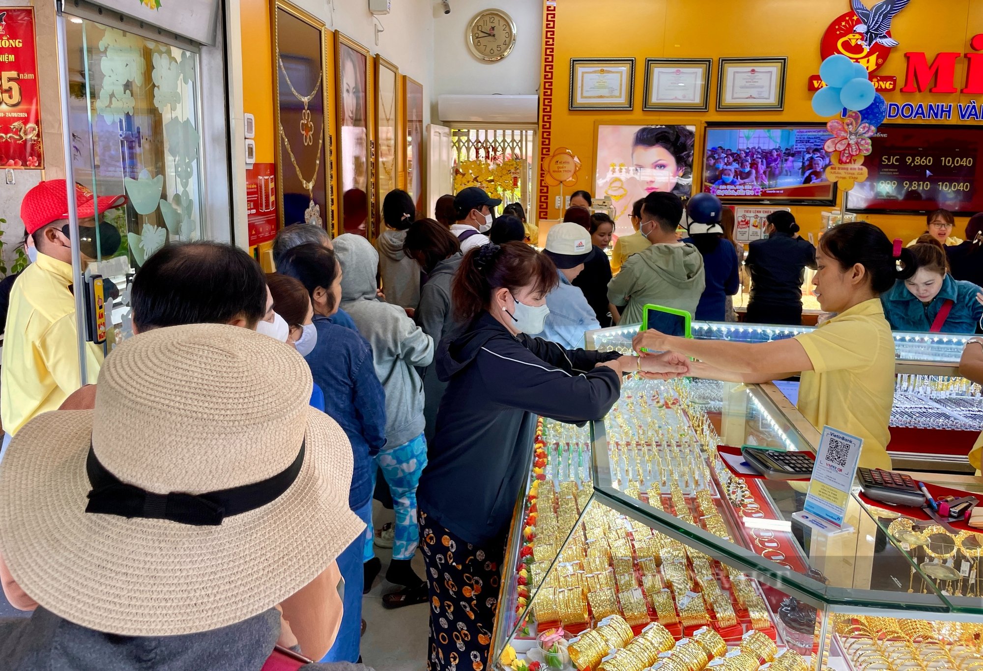 Giá vàng hôm nay 20/3: Nhiều người vác ba lô, ôm cả giỏ xách tiền đi mua vàng- Ảnh 5.