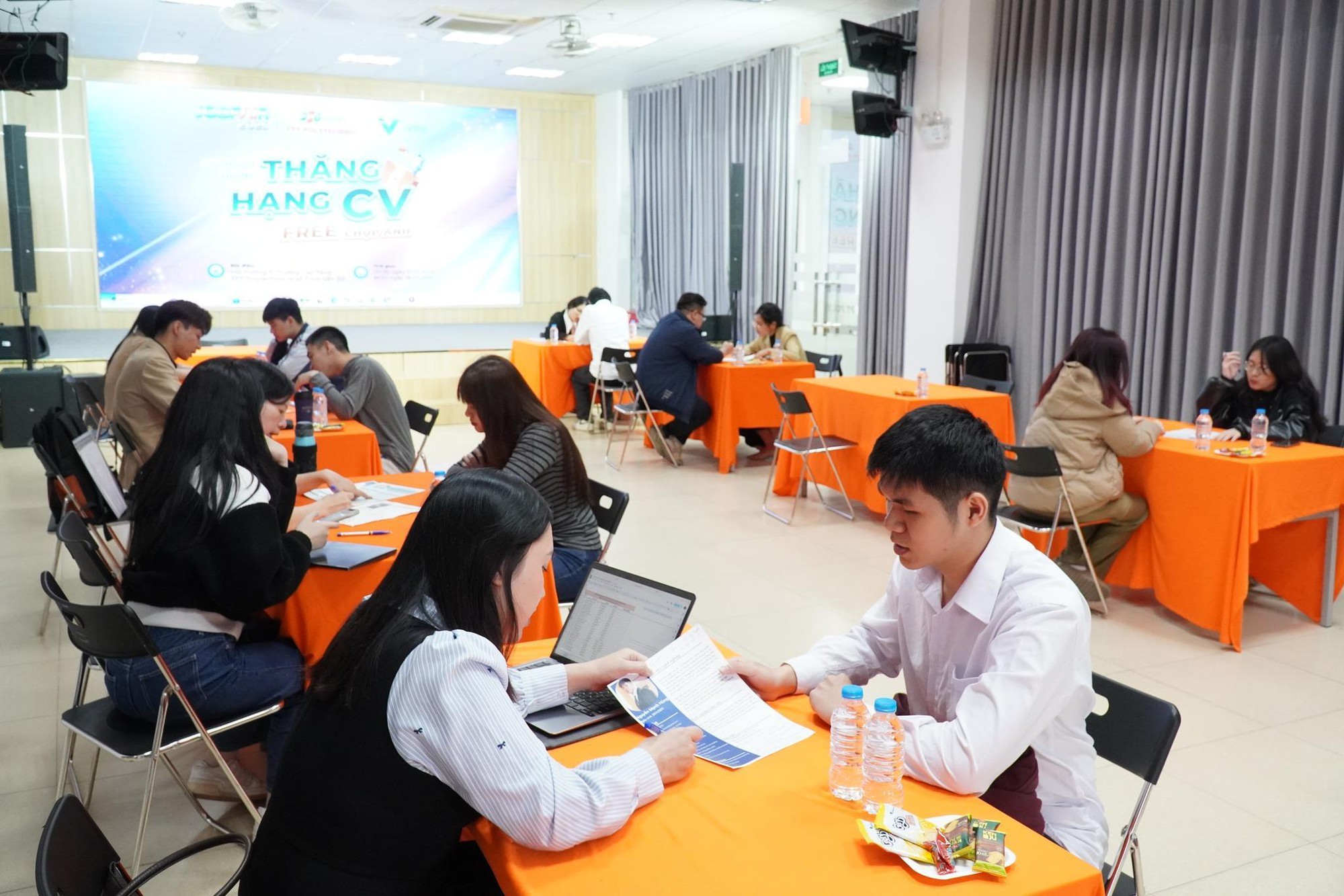 FPT Polytechnic tổ chức JobFair, khẳng định giá trị "Thực học - Thực nghiệp" - Ảnh 8.