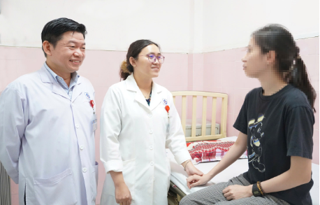 Bé gái 14 tuổi thoát khỏi "cơn ác mộng" viêm não tự miễn hiếm gặp - Ảnh 1.
