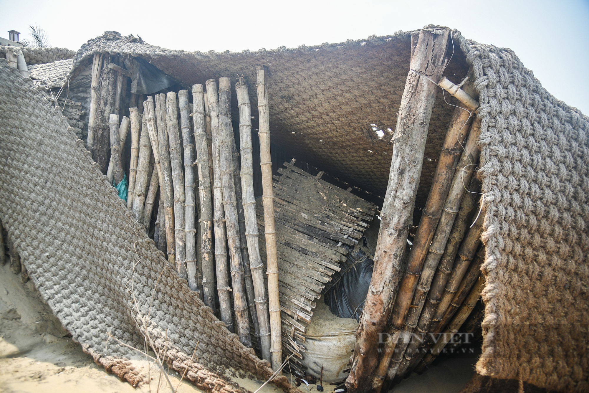 Sóng "ngoạm" tan hoang bãi biển Tân Thành, Hội An - Ảnh 5.