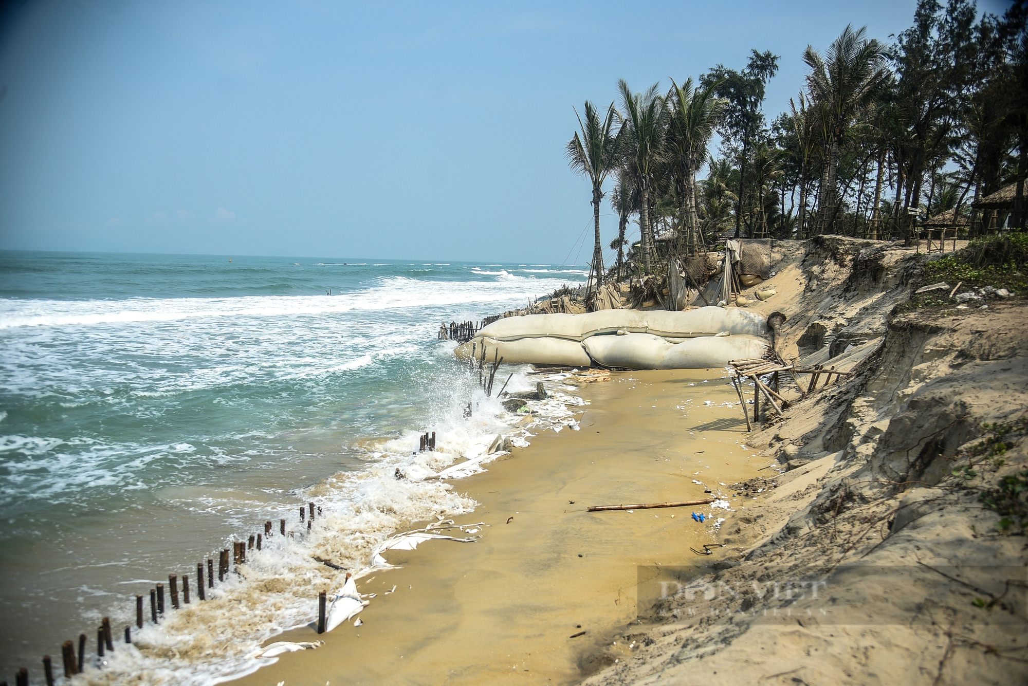 Sóng "ngoạm" tan hoang bãi biển Tân Thành, Hội An - Ảnh 4.