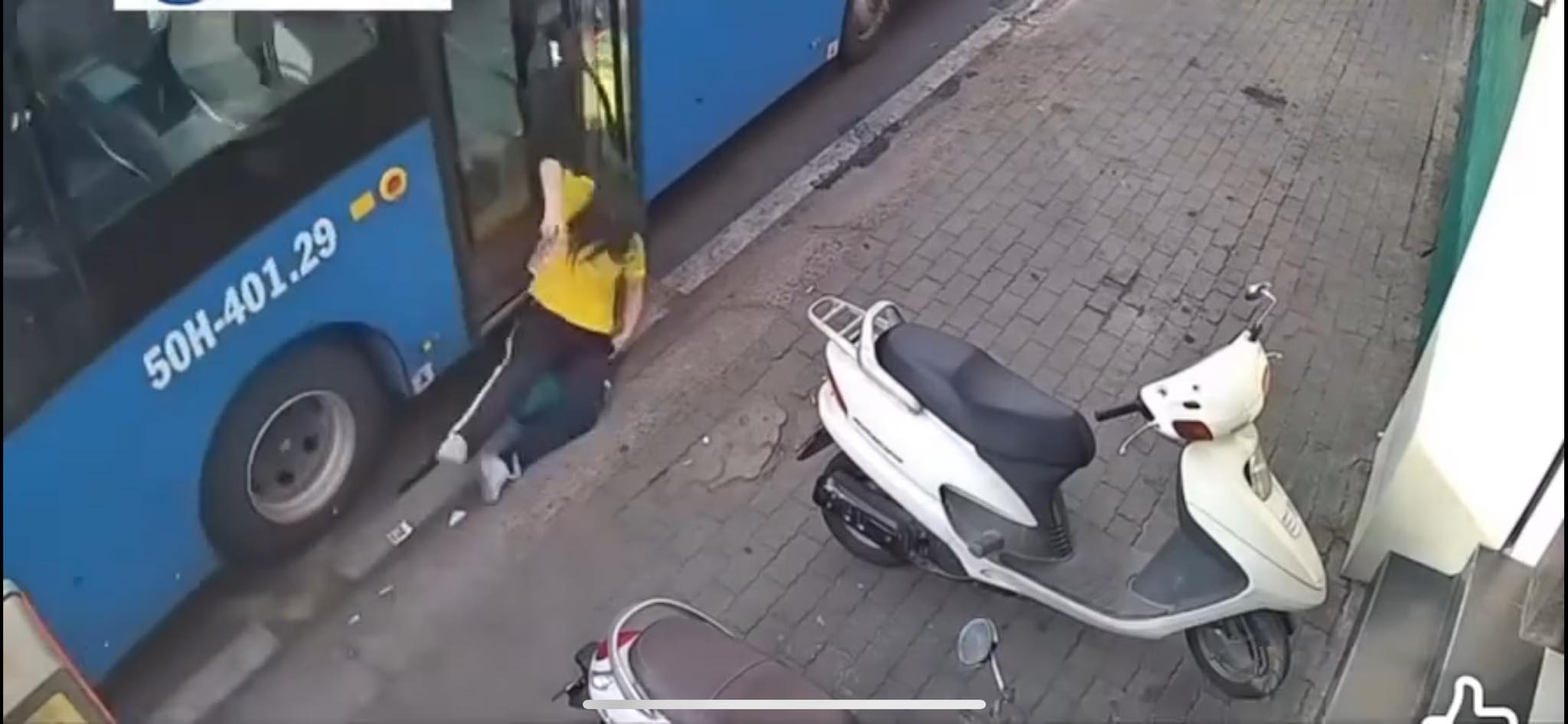 Xe buýt đóng cửa bất cẩn, kéo nữ sinh ngã xuống đường - Ảnh 1.