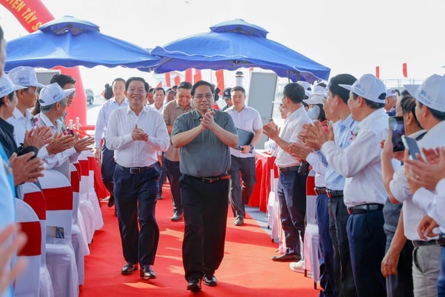 Thủ tướng dâng hương đền thờ Tây Sơn Tam Kiệt, dự lễ khánh thành đập dâng hơn 700 tỷ đồng- Ảnh 2.