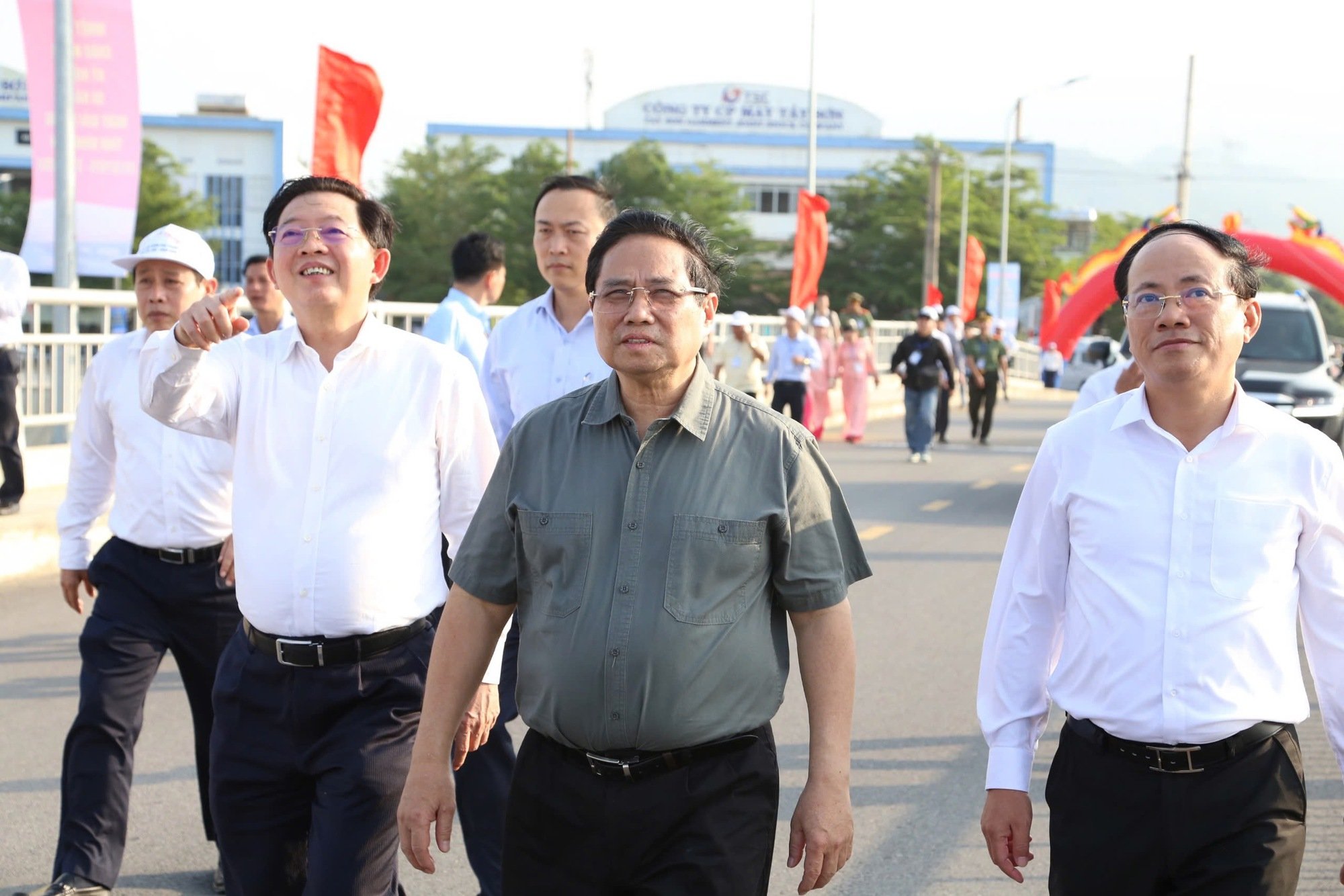 Thủ tướng dâng hương đền thờ Tây Sơn Tam Kiệt, dự lễ khánh thành đập dâng hơn 700 tỷ đồng- Ảnh 1.