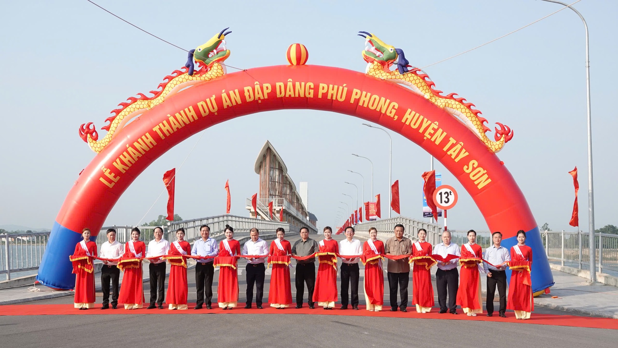 Thủ tướng dâng hương đền thờ Tây Sơn Tam Kiệt, dự lễ khánh thành đập dâng hơn 700 tỷ đồng- Ảnh 4.