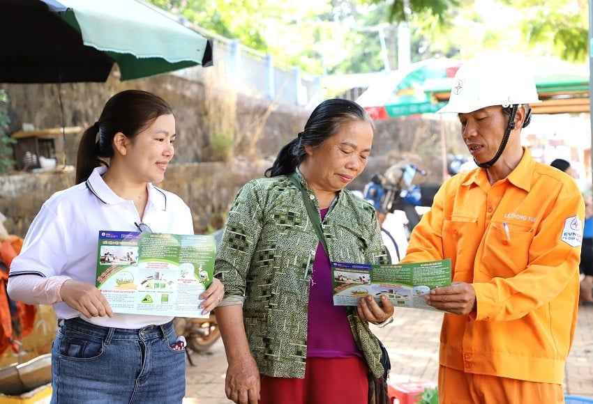 PC Đắk Nông phát động hưởng ứng chiến dịch "Giờ Trái đất" năm 2025- Ảnh 5.