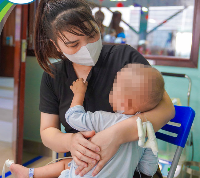 Cam go hành trình cứu bé trai bị u thận lớn cùng nhiều bệnh nghiêm trọng- Ảnh 3.