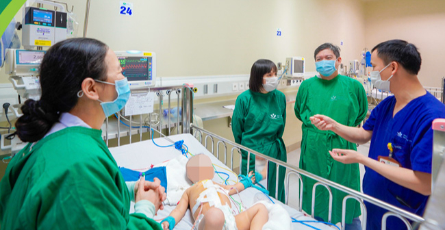 Cam go hành trình cứu bé trai bị u thận lớn cùng nhiều bệnh nghiêm trọng- Ảnh 2.