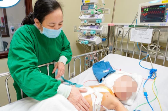 Cam go hành trình cứu bé trai bị u thận lớn cùng nhiều bệnh nghiêm trọng- Ảnh 1.