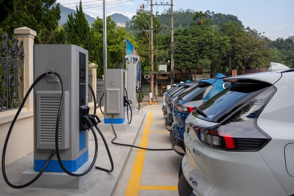 Trạm sạc, xưởng dịch vụ rộng khắp, tài xế dịch vụ yên tâm “chốt” đơn VinFast Green - Ảnh 2.
