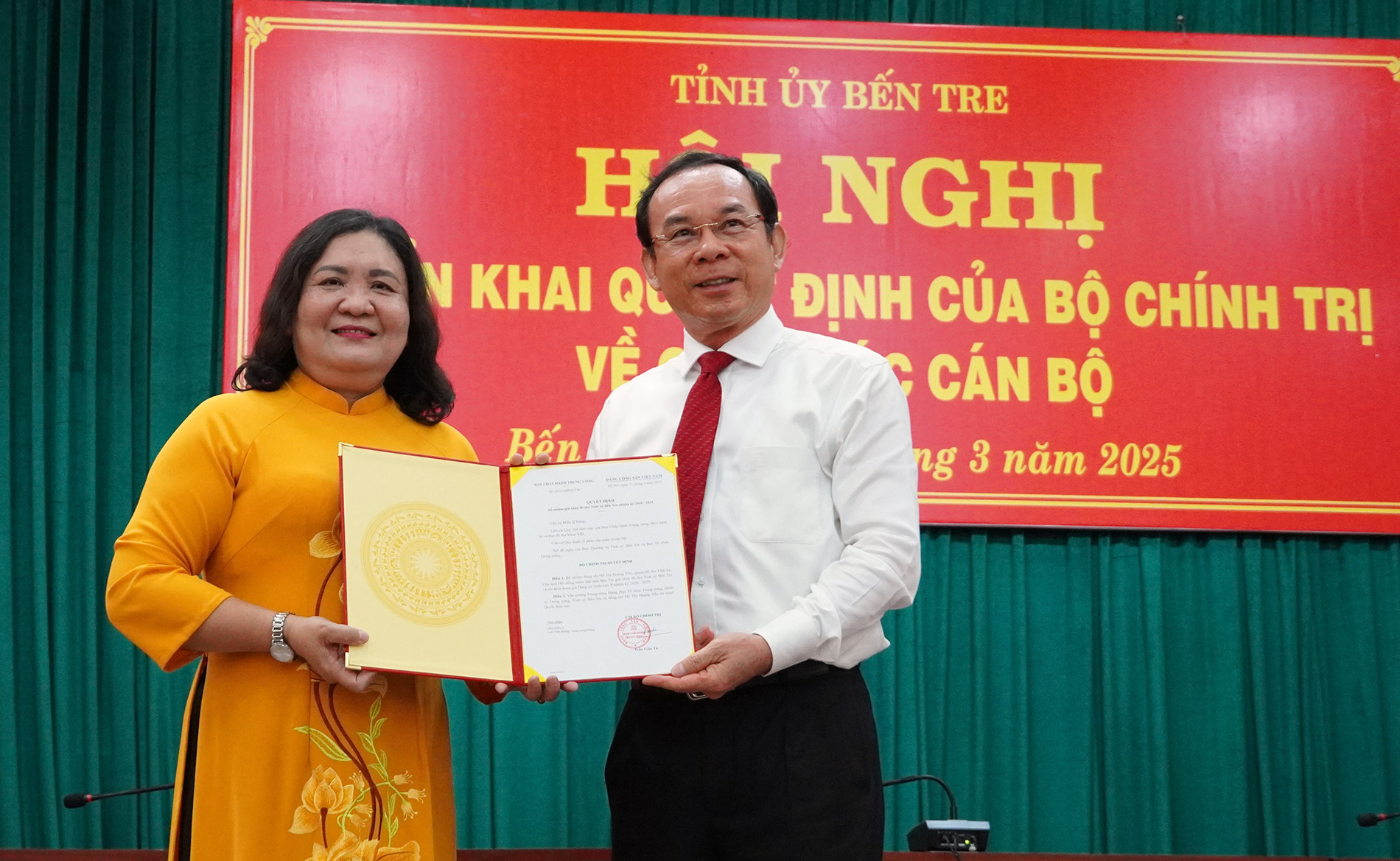 Bộ Chính trị chuẩn y 2 Bí thư Tỉnh uỷ, công bố các quyết định của Ban Bí thư về công tác cán bộ  - Ảnh 1.
