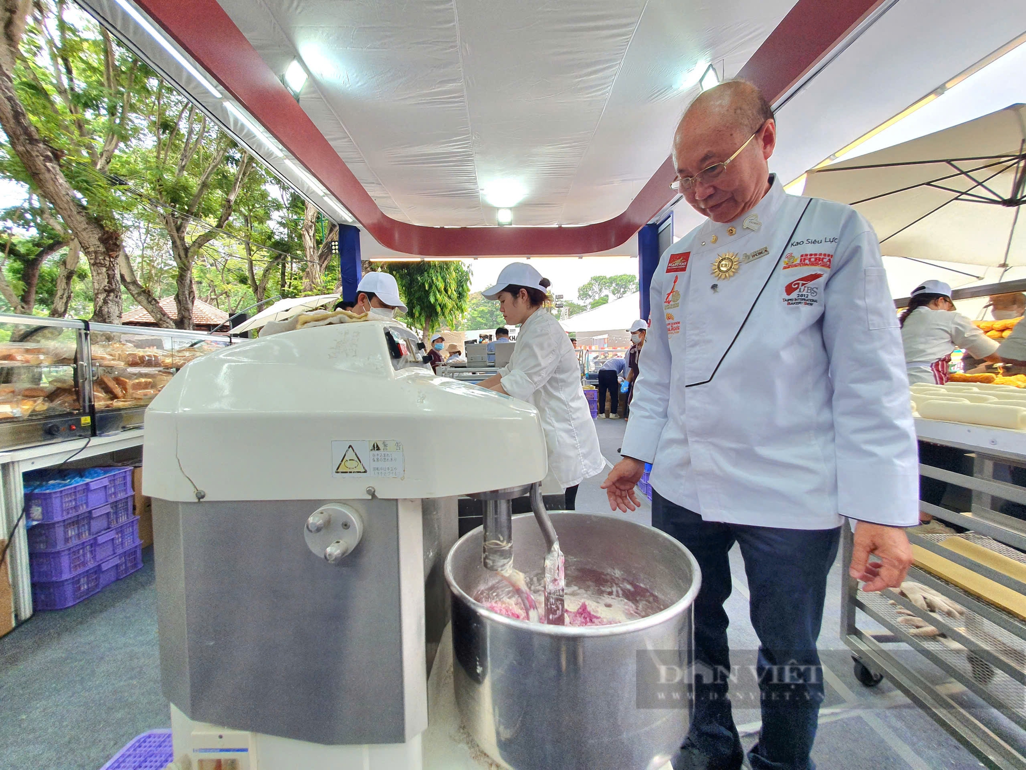 Gặp vua bánh mì, xem ông tự tay làm món đặc biệt mà nhiều người rất mê- Ảnh 1.