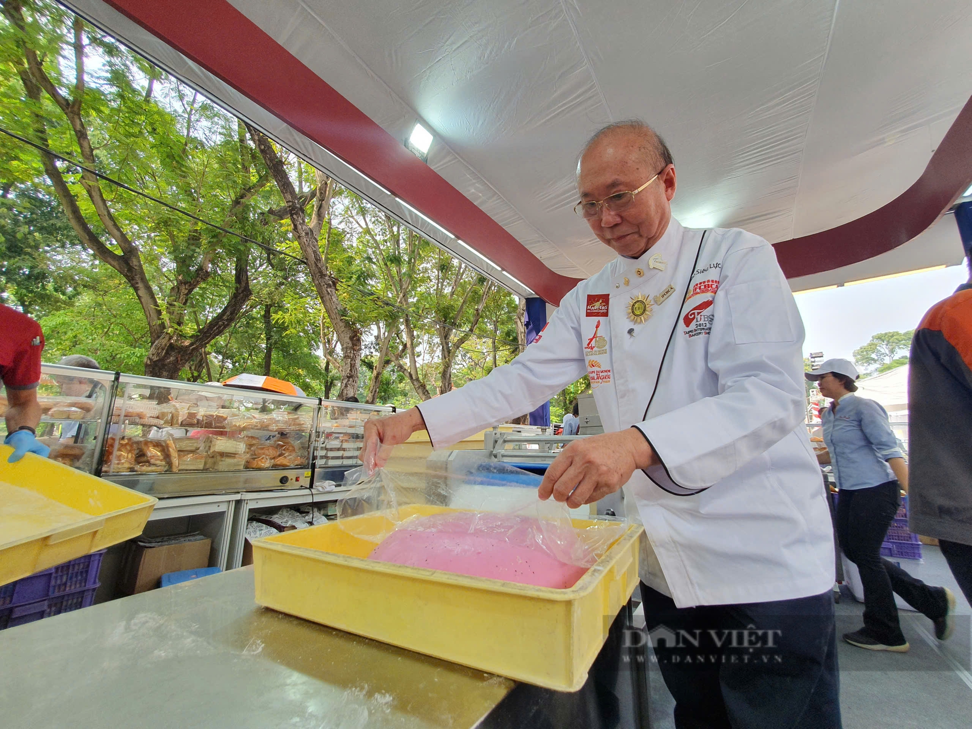 Gặp vua bánh mì, xem ông tự tay làm món đặc biệt mà nhiều người rất mê- Ảnh 2.
