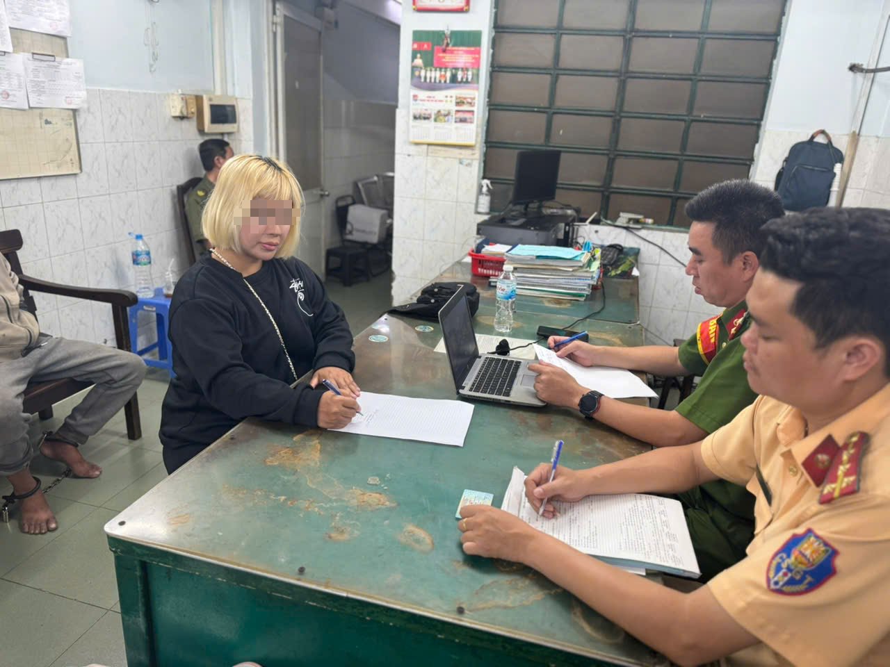 Cưỡi vali đi trên đường, người phụ nữ bị cảnh sát mời làm việc phạt 225 ngàn đồng - Ảnh 1.