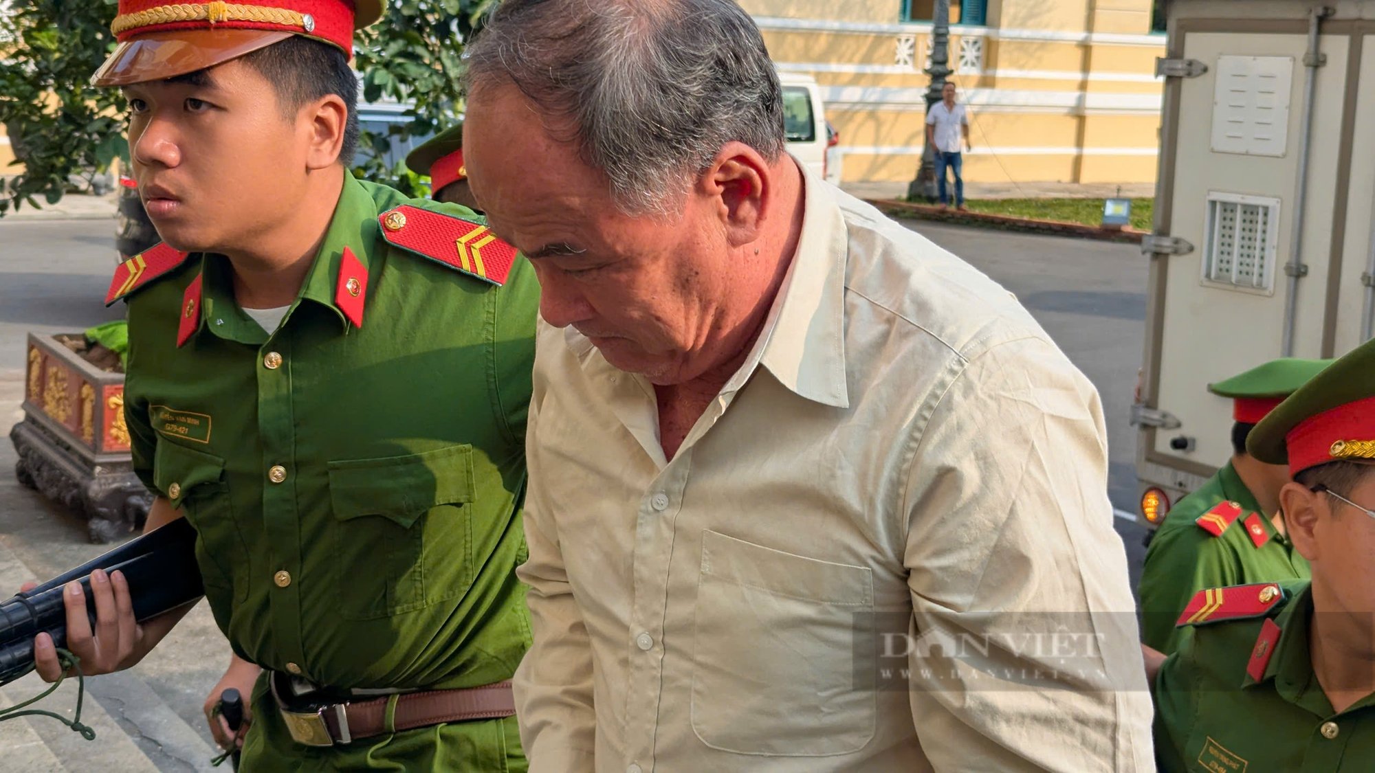 Cựu Chủ tịch tỉnh An Giang Nguyễn Thanh Bình hầu tòa trong vụ "cát tặc" của đại gia miền Tây- Ảnh 2.