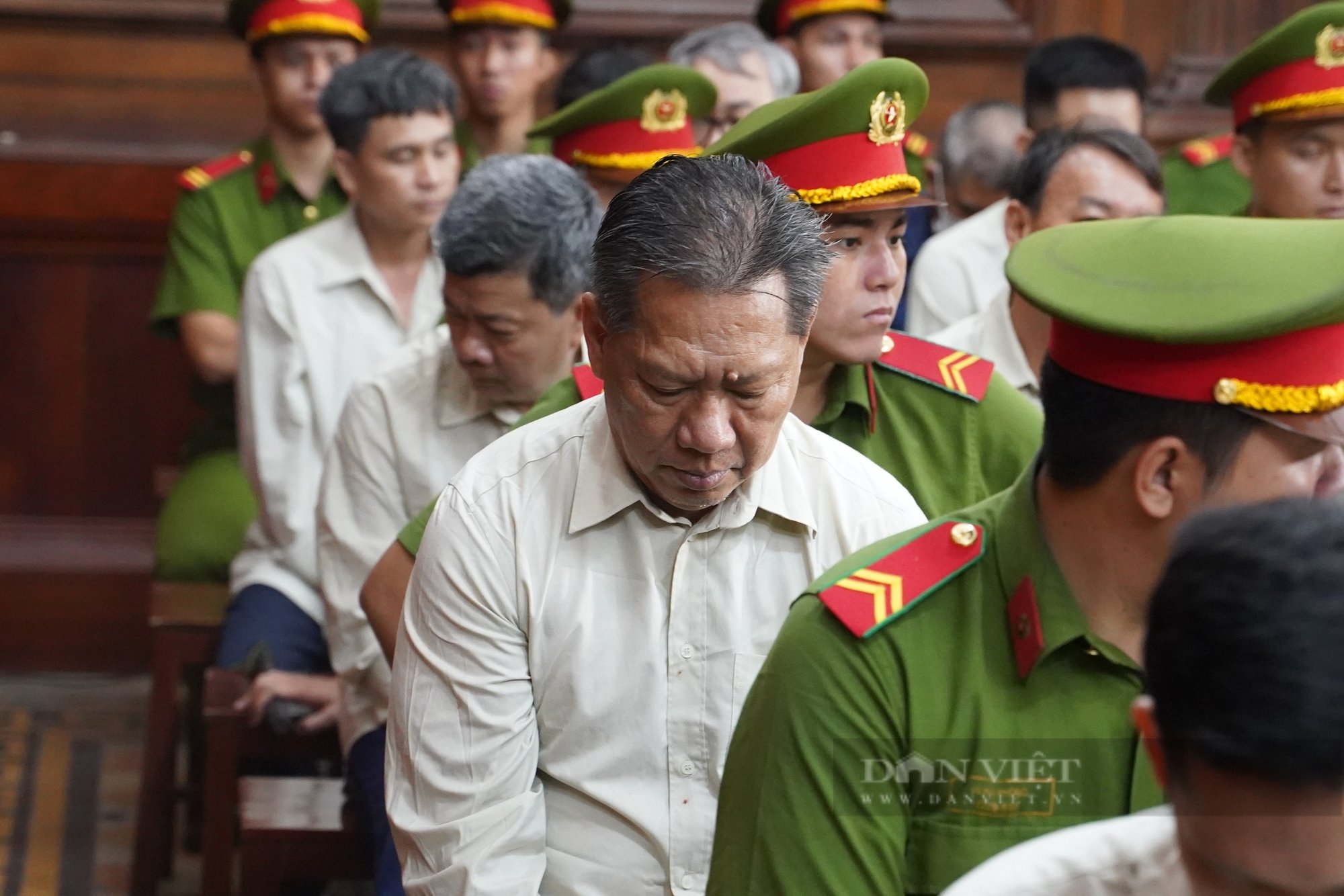 Cựu Chủ tịch tỉnh An Giang Nguyễn Thanh Bình hầu tòa trong vụ "cát tặc" của đại gia miền Tây- Ảnh 7.