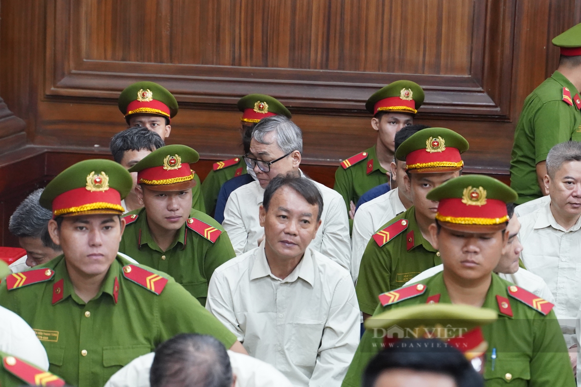 Cựu Chủ tịch tỉnh An Giang Nguyễn Thanh Bình hầu tòa trong vụ "cát tặc" của đại gia miền Tây- Ảnh 8.