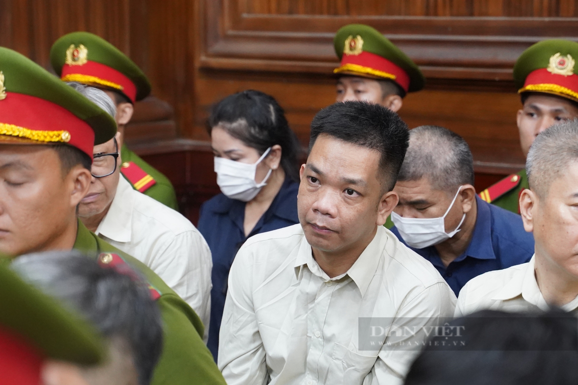 Cựu Chủ tịch tỉnh An Giang Nguyễn Thanh Bình hầu tòa trong vụ "cát tặc" của đại gia miền Tây- Ảnh 10.