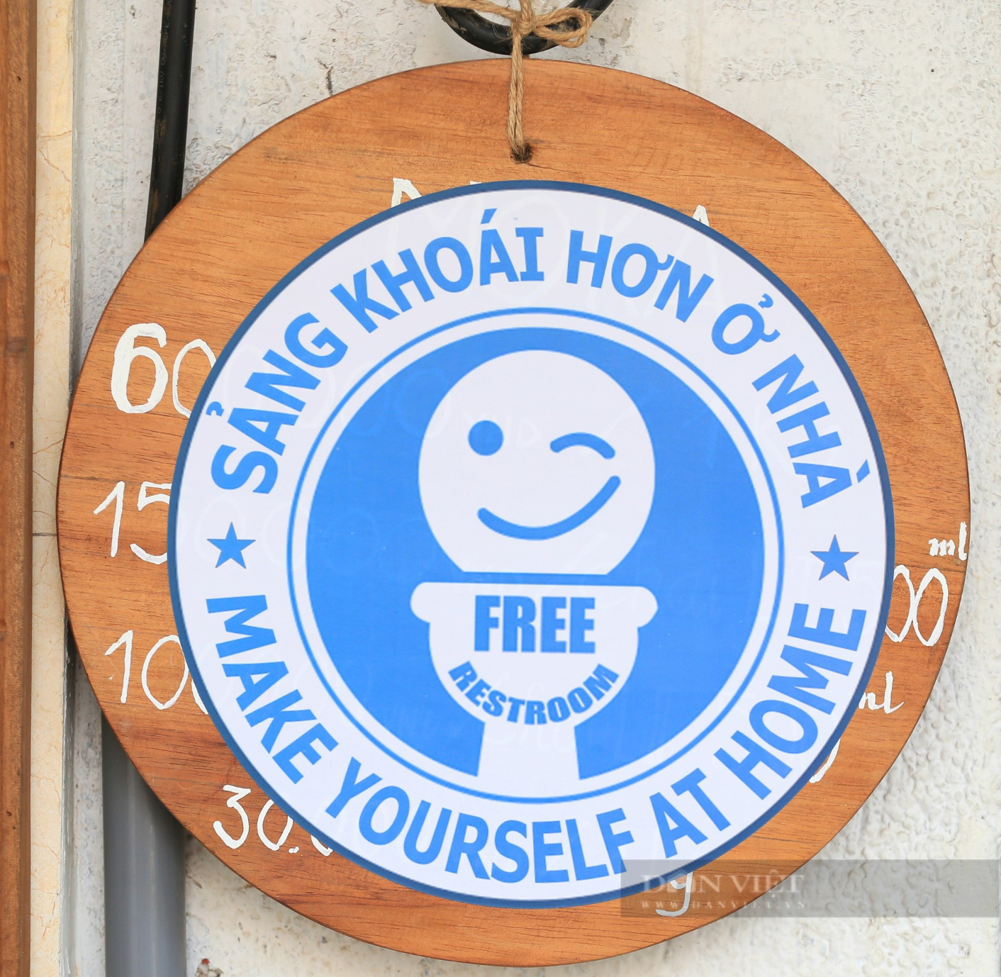 “Free restroom”: Khám phá bất ngờ của khách Tây về những logo đặc biệt ở phố cổ Hà Nội - Ảnh 2.