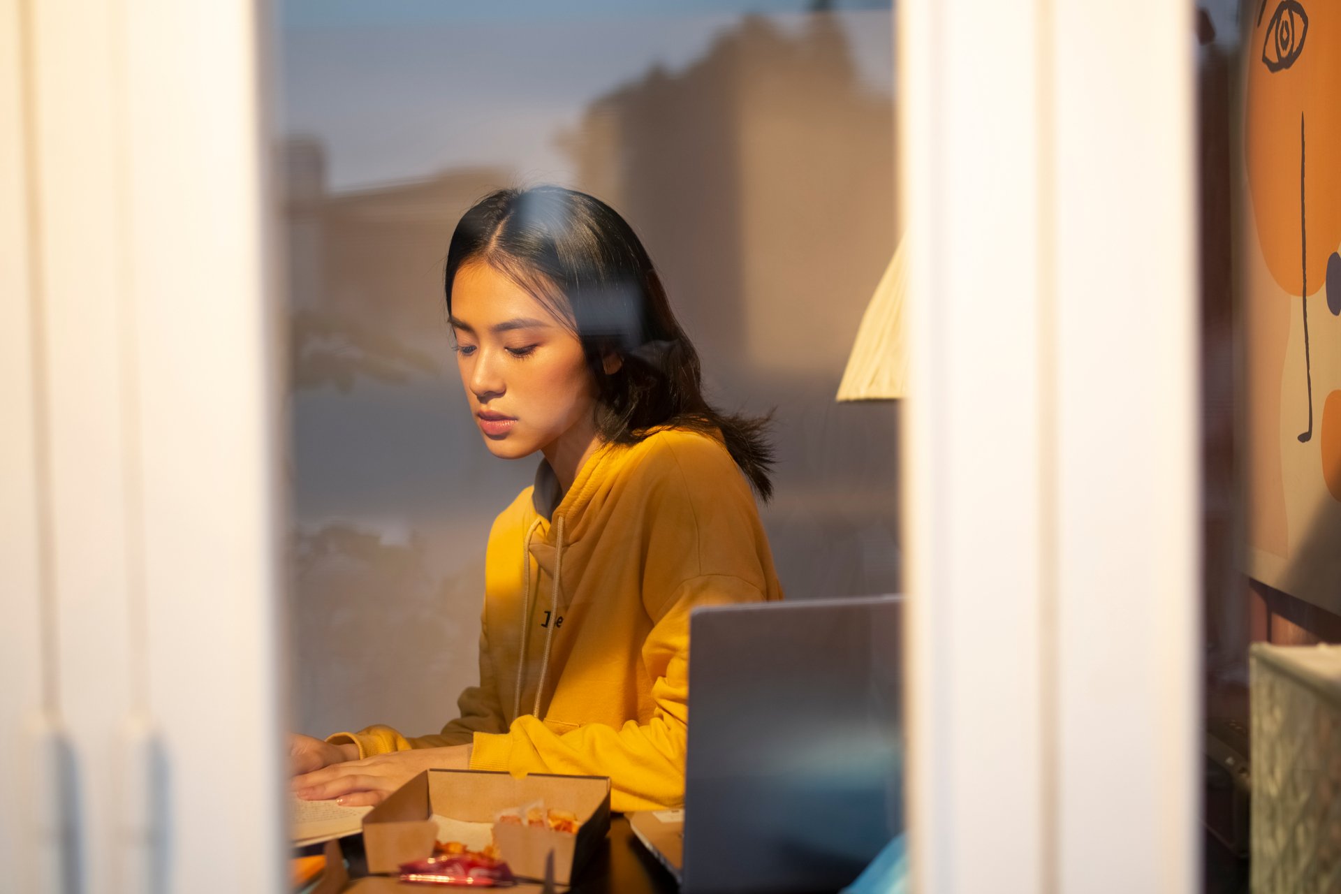 Nửa đêm, điện thoại của chồng rung lên, tôi tò mò xem thử thì tức điên người với dòng tin nhắn 5 từ của con riêng anh - Ảnh 1.
