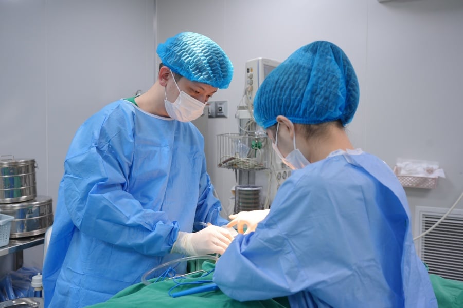 Chi hàng chục triệu đồng tiêm filler nâng cấp vòng 1, nhiều chị em phải "cầu cứu" bác sĩ - Ảnh 1.