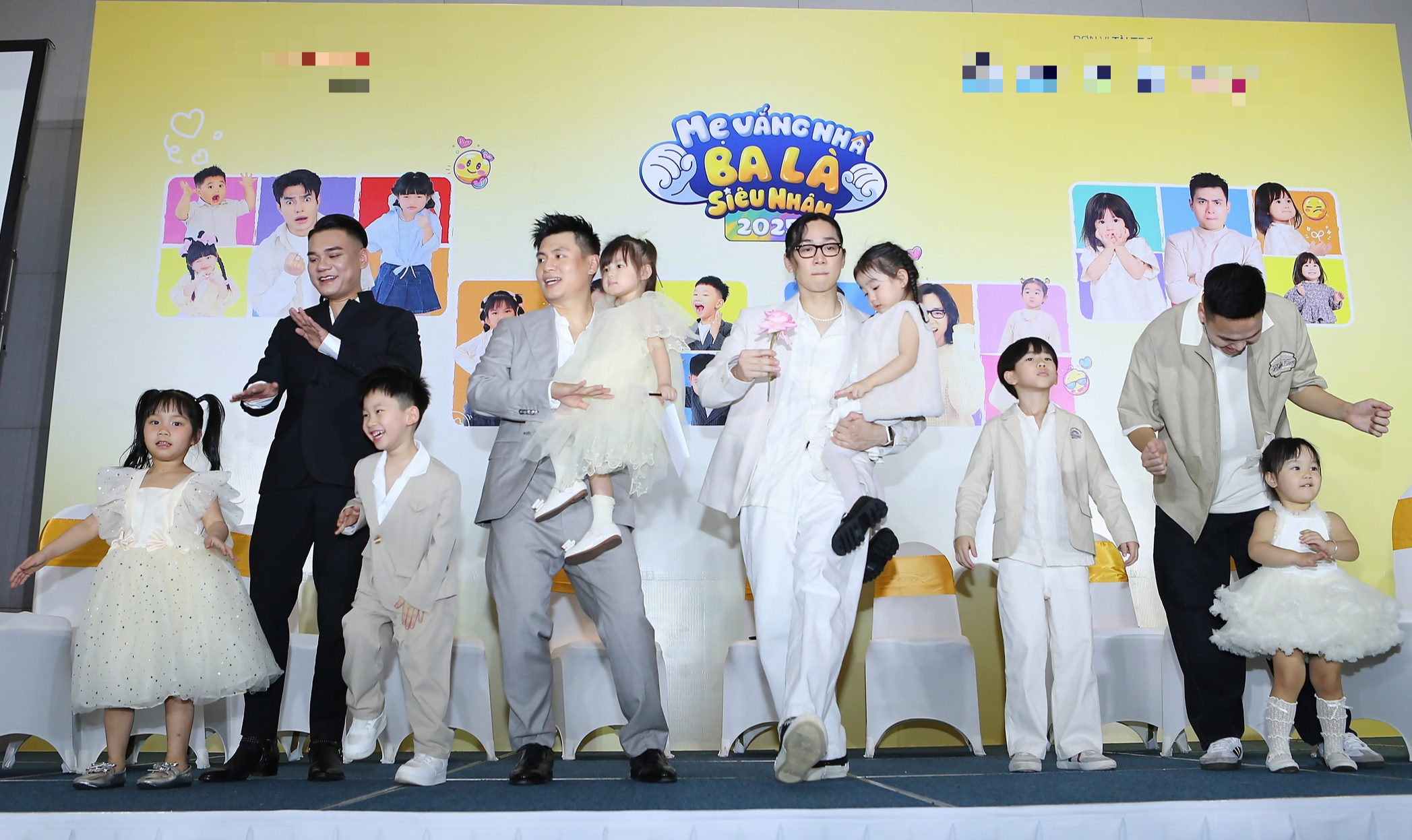 Bà xã Khắc Việt: "Chồng tôi choáng váng về sinh hoạt của các con" - Ảnh 1.
