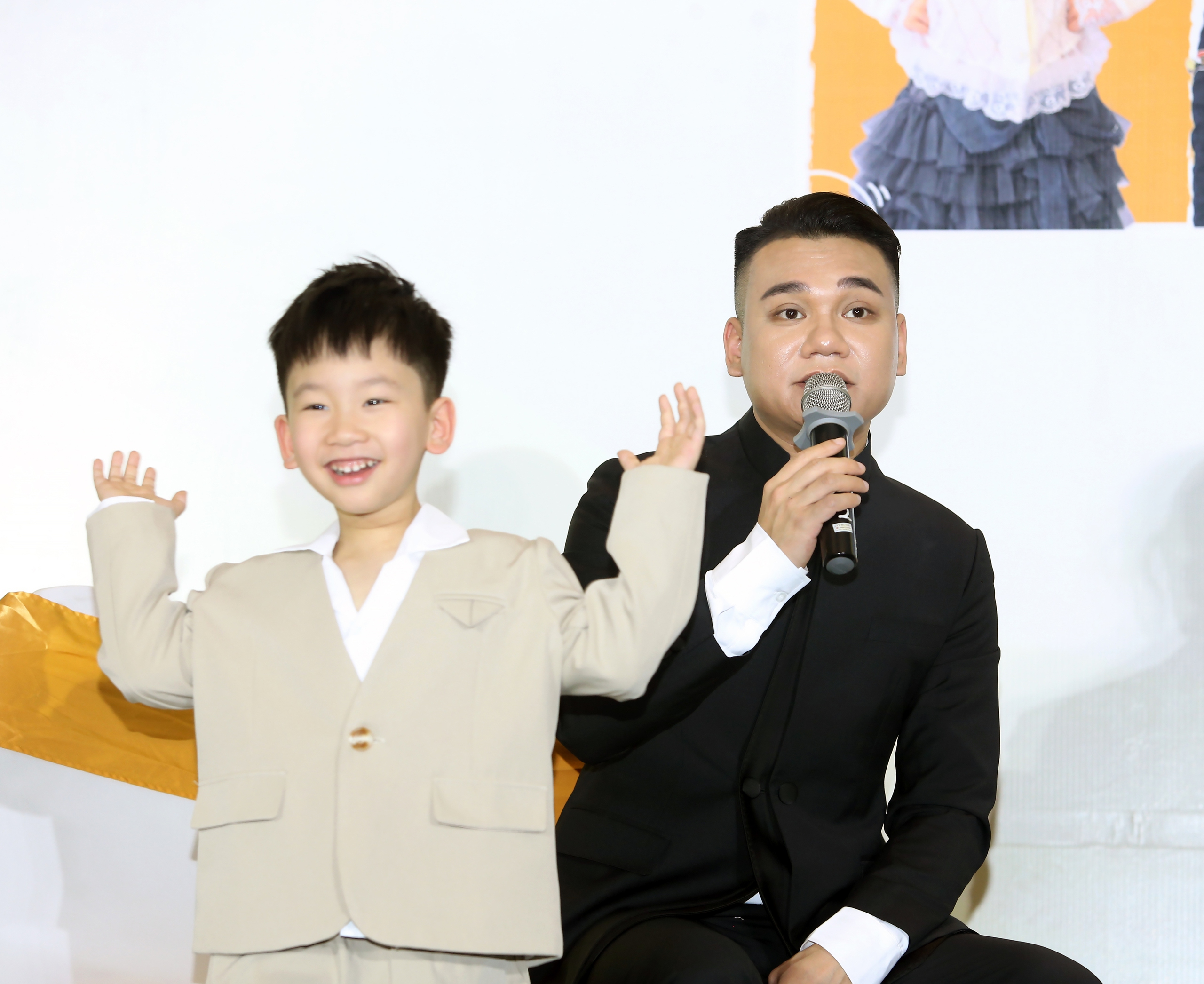 Bà xã Khắc Việt: "Chồng tôi choáng váng về sinh hoạt của các con" - Ảnh 2.