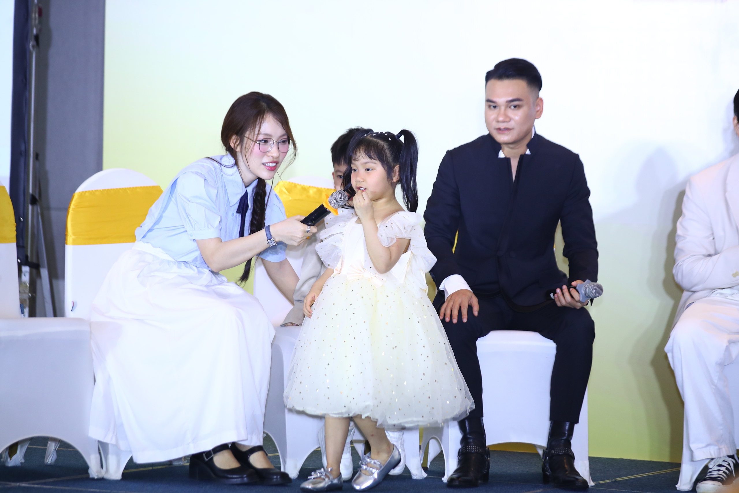 Bà xã Khắc Việt: "Chồng tôi choáng váng về sinh hoạt của các con" - Ảnh 4.