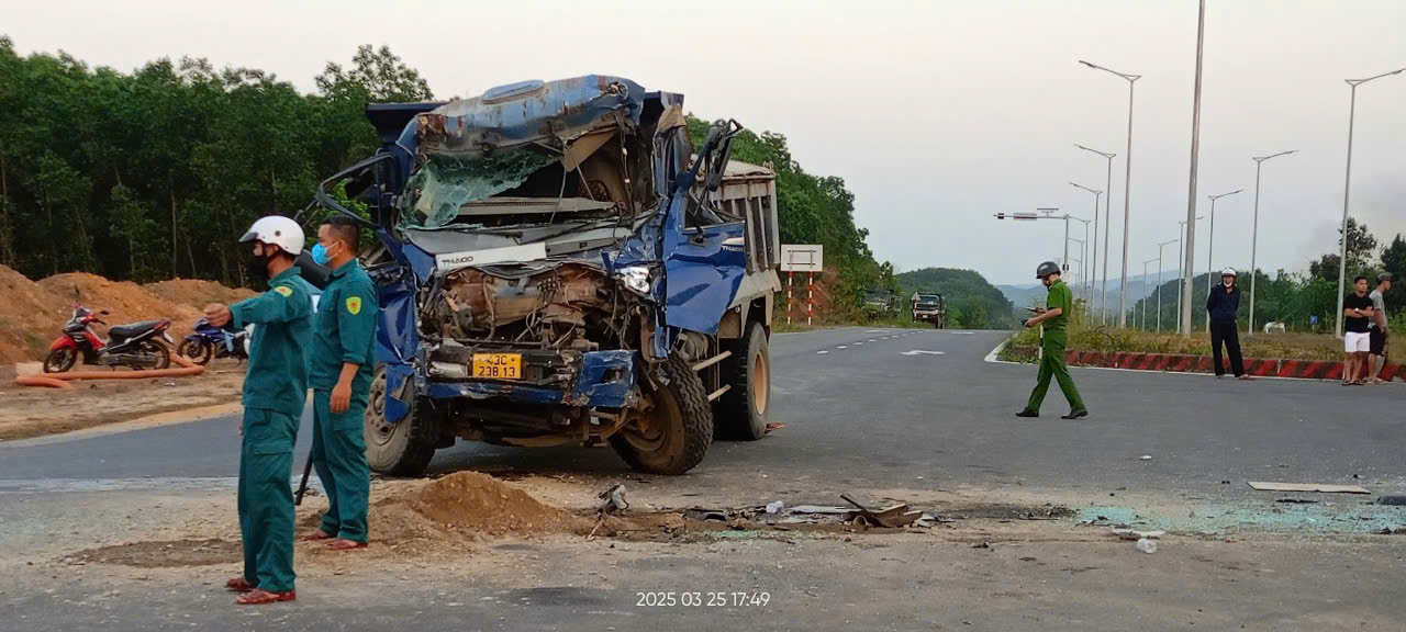 Đà Nẵng: Đầu xe tải biến bị biến dạng sau khi va chạm với xe khách- Ảnh 2.