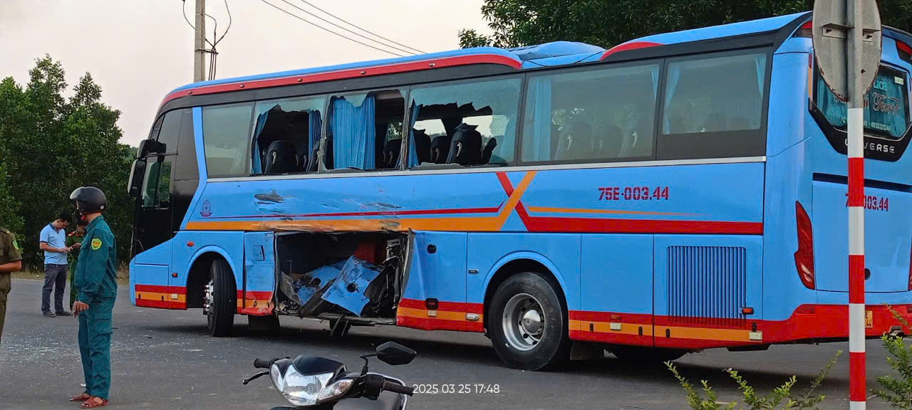 Đà Nẵng: Đầu xe tải biến bị biến dạng sau khi va chạm với xe khách- Ảnh 1.