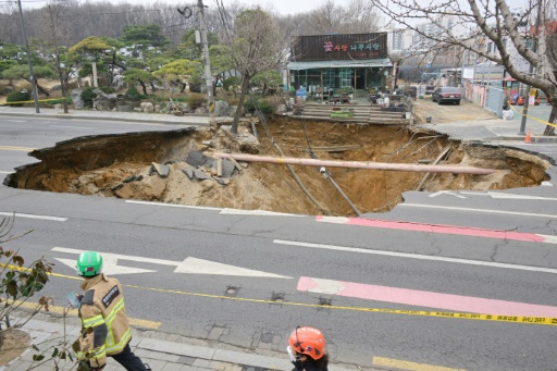 Một người tử vong do hố tử thần bất ngờ xuất hiện giữa đường phố Seoul - Ảnh 1.
