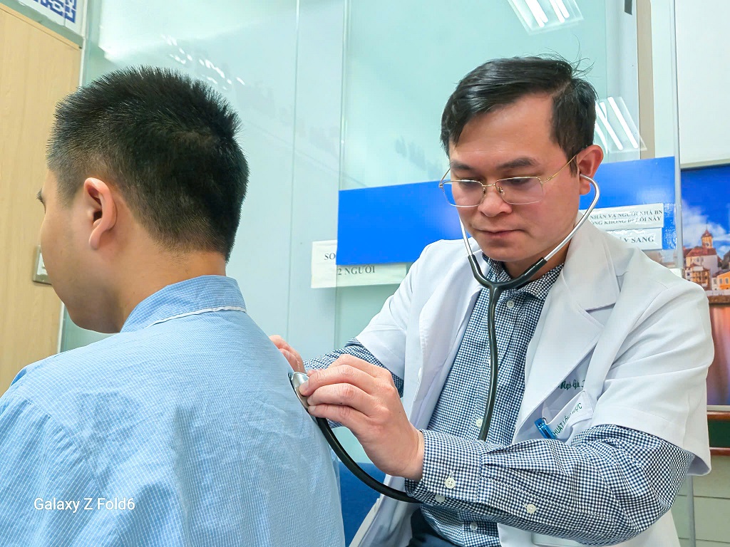 Hồi sinh bệnh nhân "mỗi nhịp thở như có lửa đốt trong lồng ngực" - Ảnh 2.