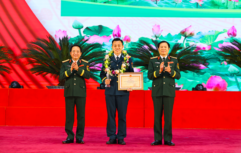 Quân ủy Trung ương, Bộ Quốc phòng tuyên dương 10 Gương mặt trẻ tiêu biểu toàn quân năm 2024 - Ảnh 2.