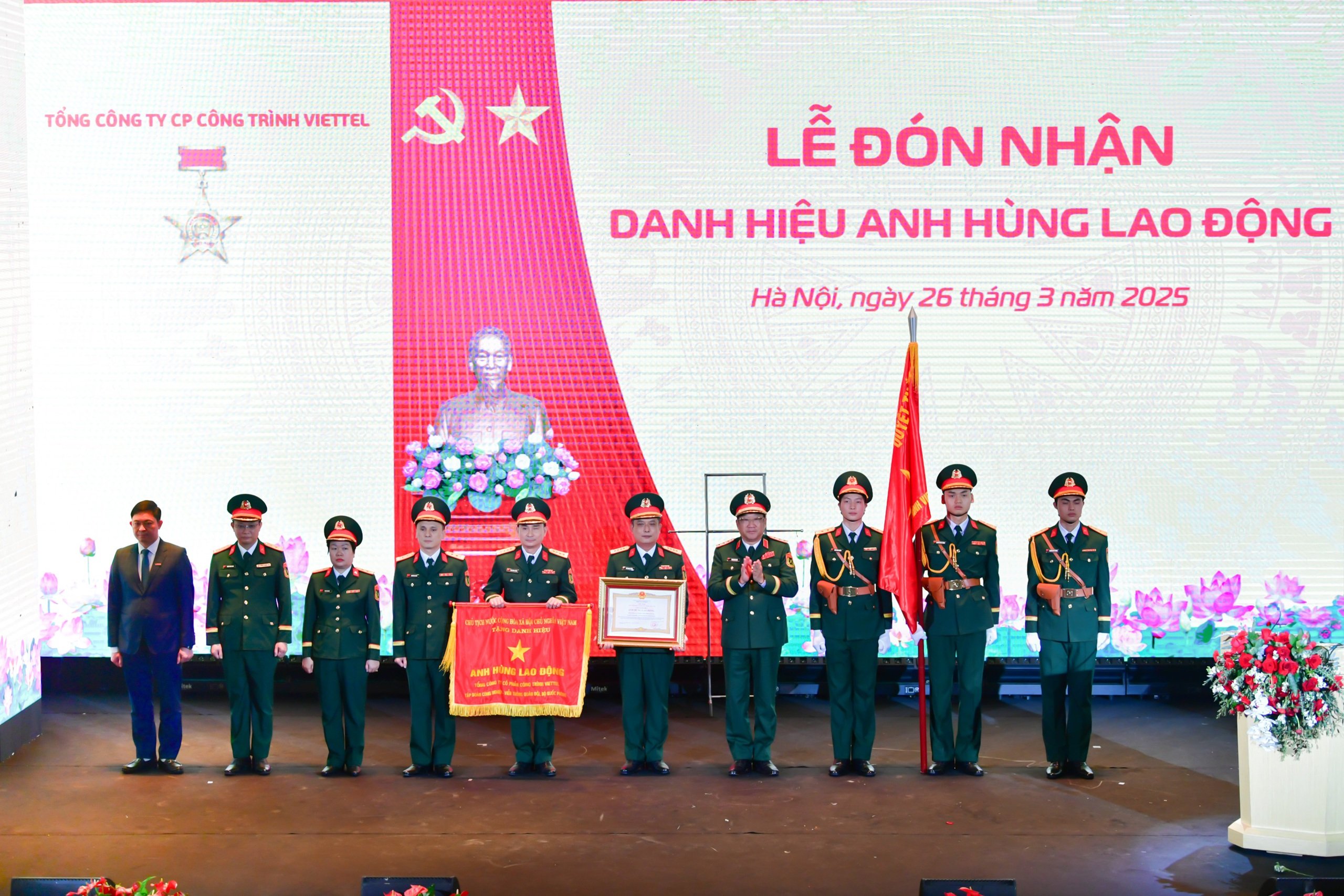 Đánh dấu thành tựu của hành trình 3 thập kỷ vươn mình, Tổng Công ty Cổ phần Công trình Viettel đón nhận danh hiệu Anh - Ảnh 2.