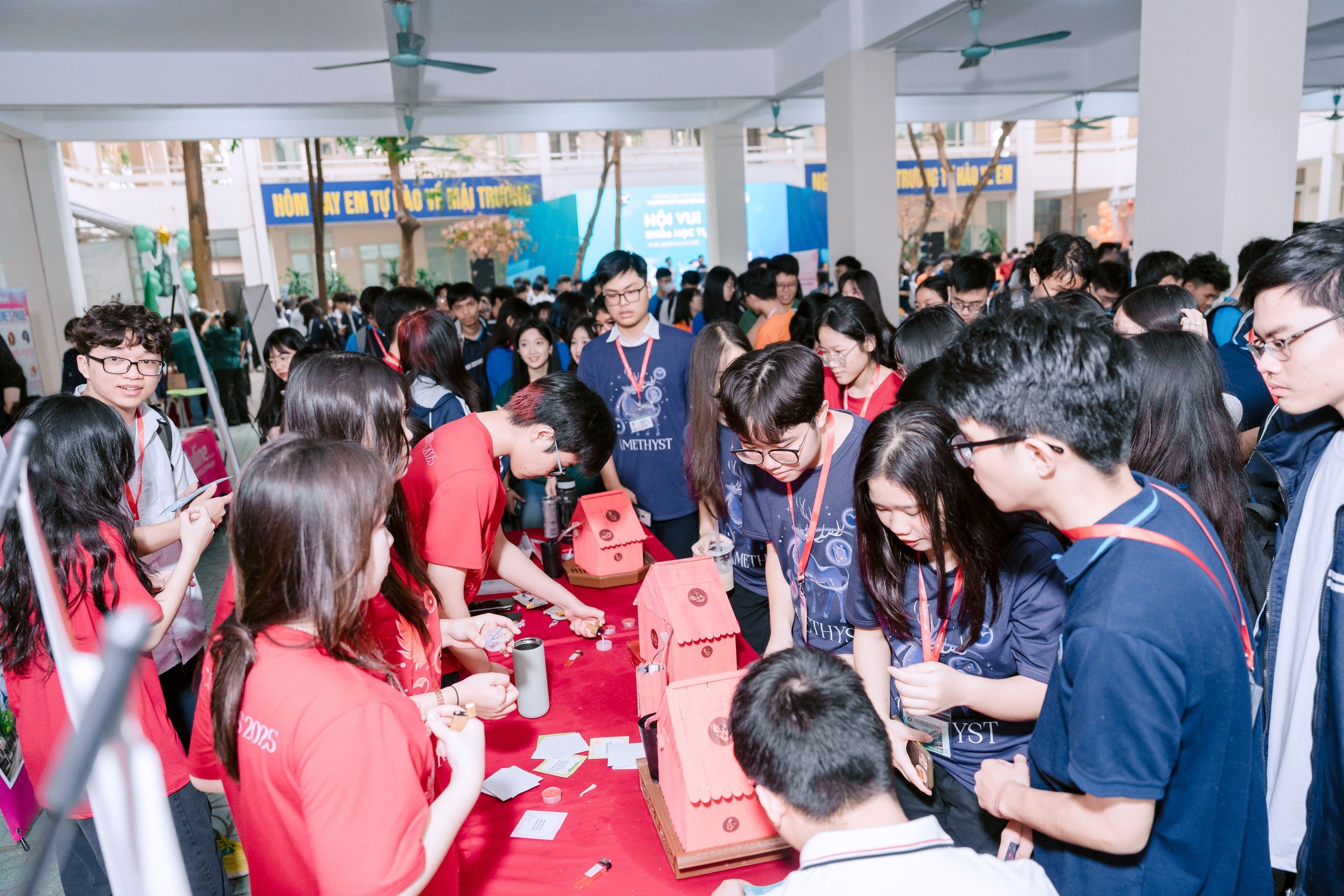 Hiệu phó THPT Chuyên Ngoại ngữ: "Các môn Khoa học Tự nhiên chỉ ý nghĩa khi đem lại niềm vui đích thực cho người học" - Ảnh 2.
