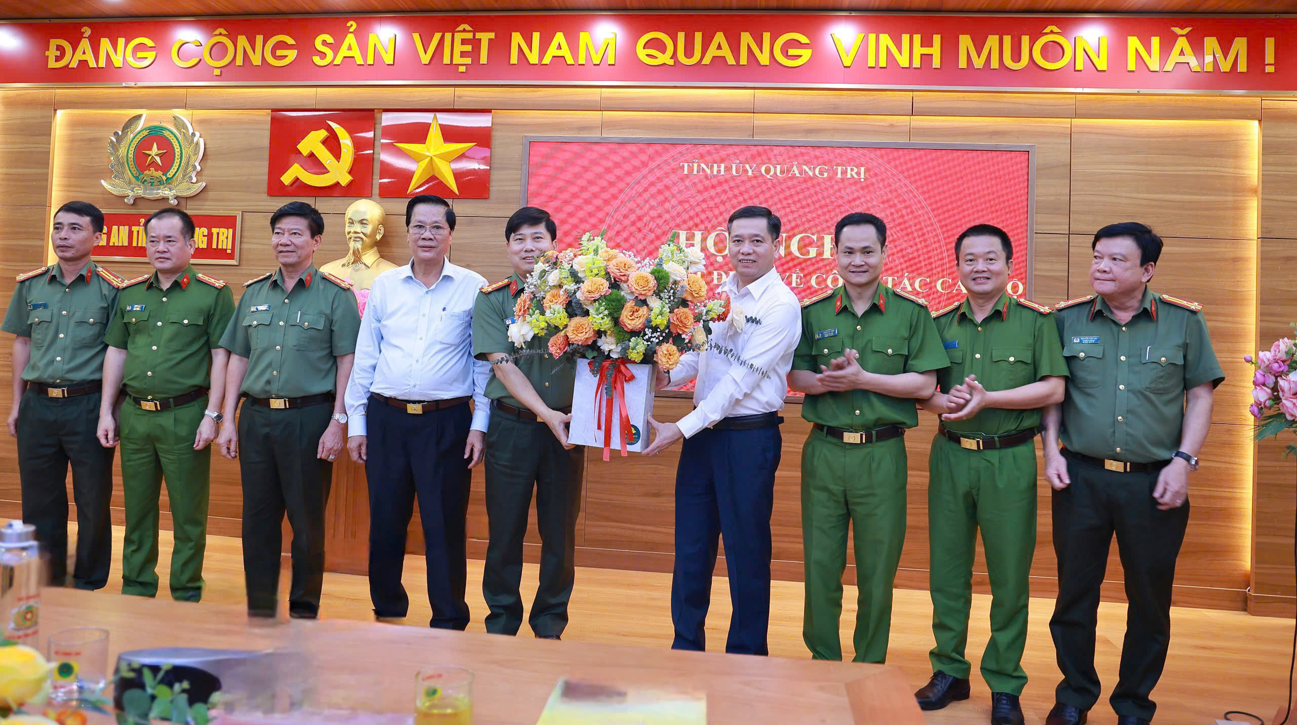 Công bố quyết định của Ban Bí thư đối với Giám đốc Công an tỉnh Quảng Trị- Ảnh 2.