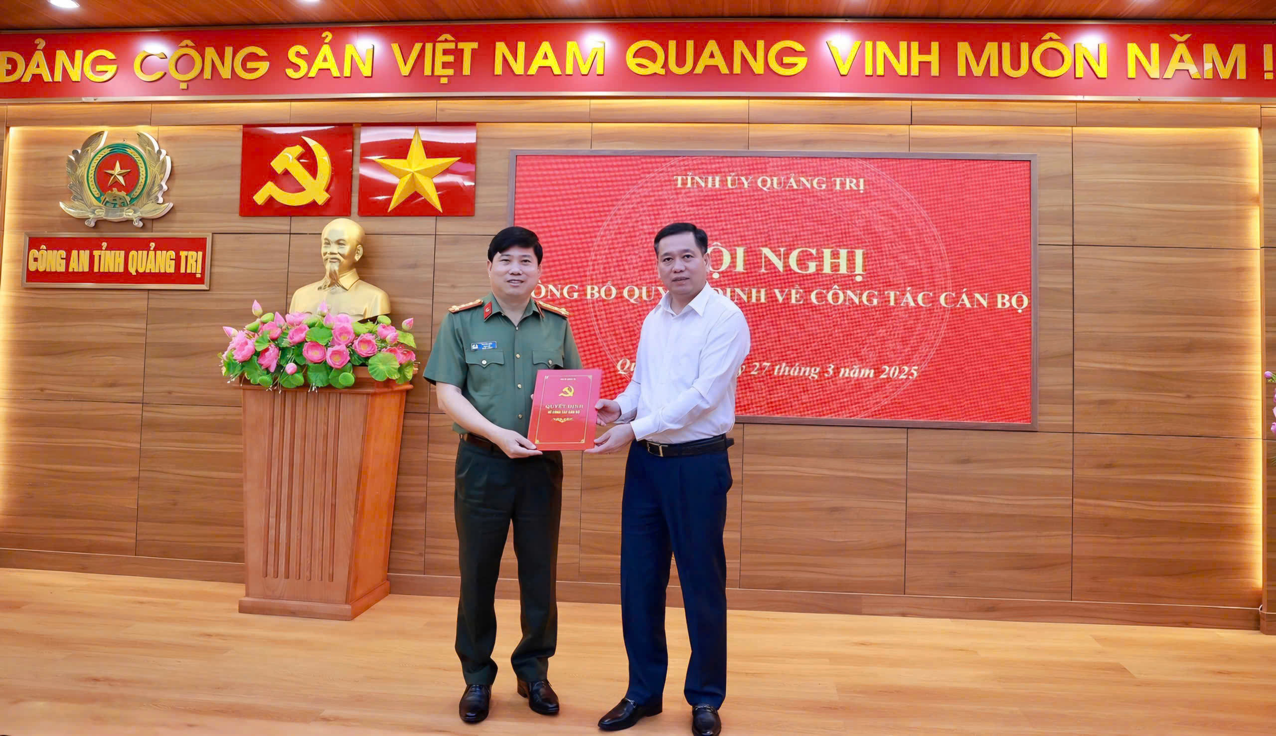 Công bố quyết định của Ban Bí thư đối với Giám đốc Công an tỉnh Quảng Trị- Ảnh 1.