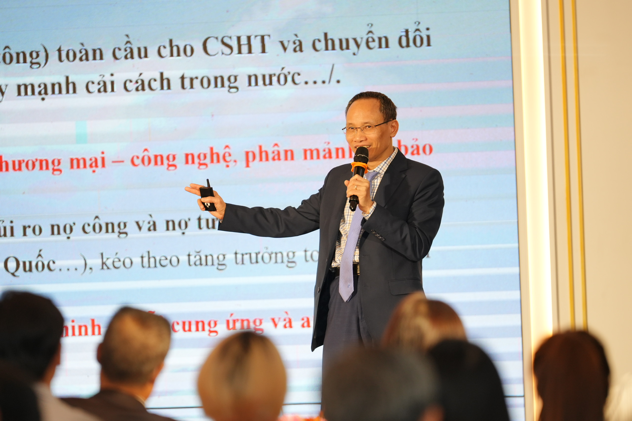 Cuộc chơi gay cấn khi doanh nghiệp Việt Nam ứng phó với 'cơn sóng dữ' mang tên thuế quan của ông Trump- Ảnh 1.
