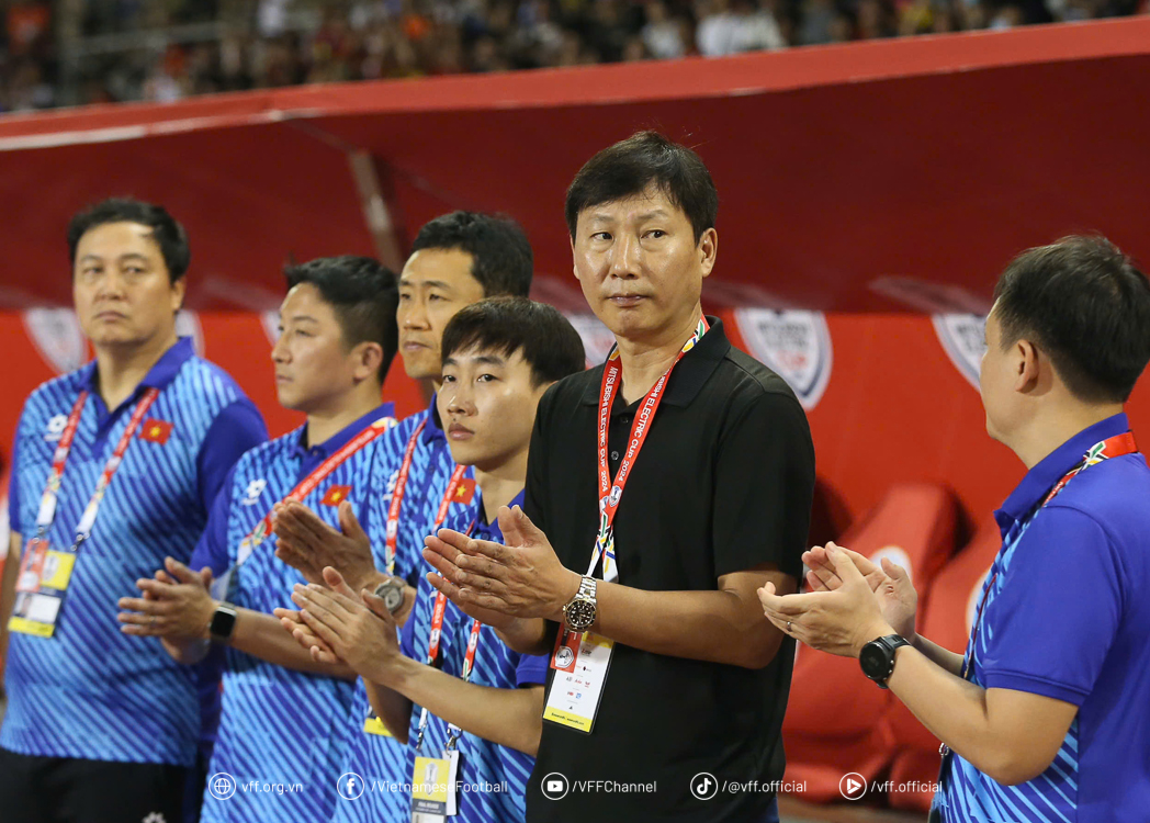 HLV Kim Sang-sik giỏi hơn hay may mắn hơn HLV Troussier? - Ảnh 2.