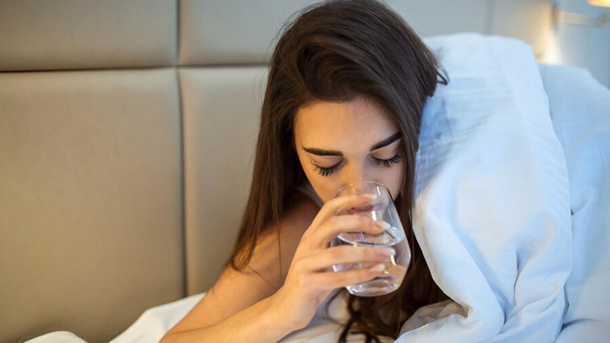 Thường xuyên thức giấc giữa đêm vì khát nước, coi chừng mắc những bệnh này- Ảnh 1.