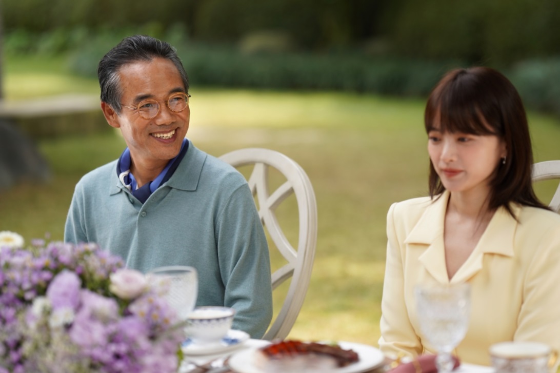 Bạn gái tôi nói khi nào có nhà sẽ cưới, bố tôi liền đưa ra cuốn sổ đỏ và kèm theo điều kiện khiến cô ấy sợ tái mặt - Ảnh 1.