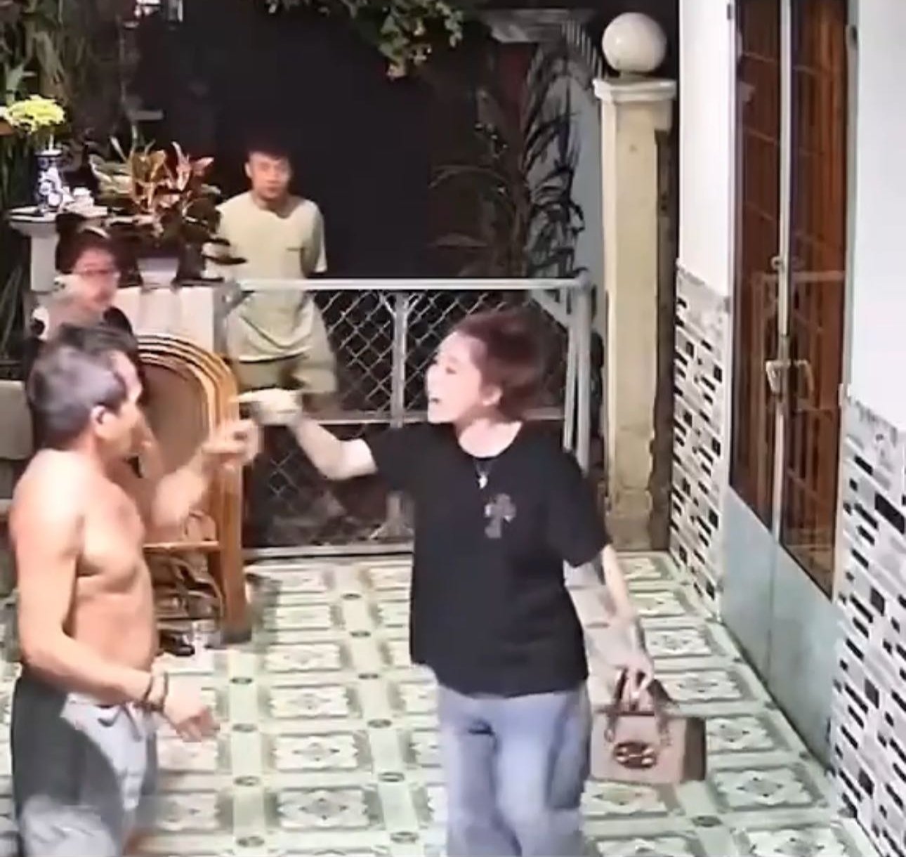 Bắt nhóm đối tượng uy hiếp người thân của con nợ để đòi tiền- Ảnh 2.