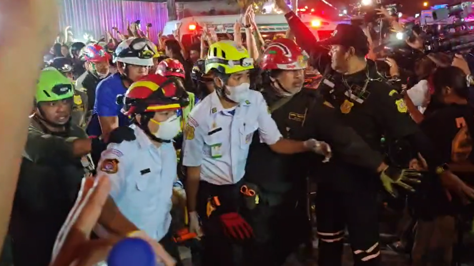 Động đất tại Thái Lan: Chạy đua để cứu hơn 100 người bị mắc kẹt trong tòa nhà bị sập - Ảnh 1.