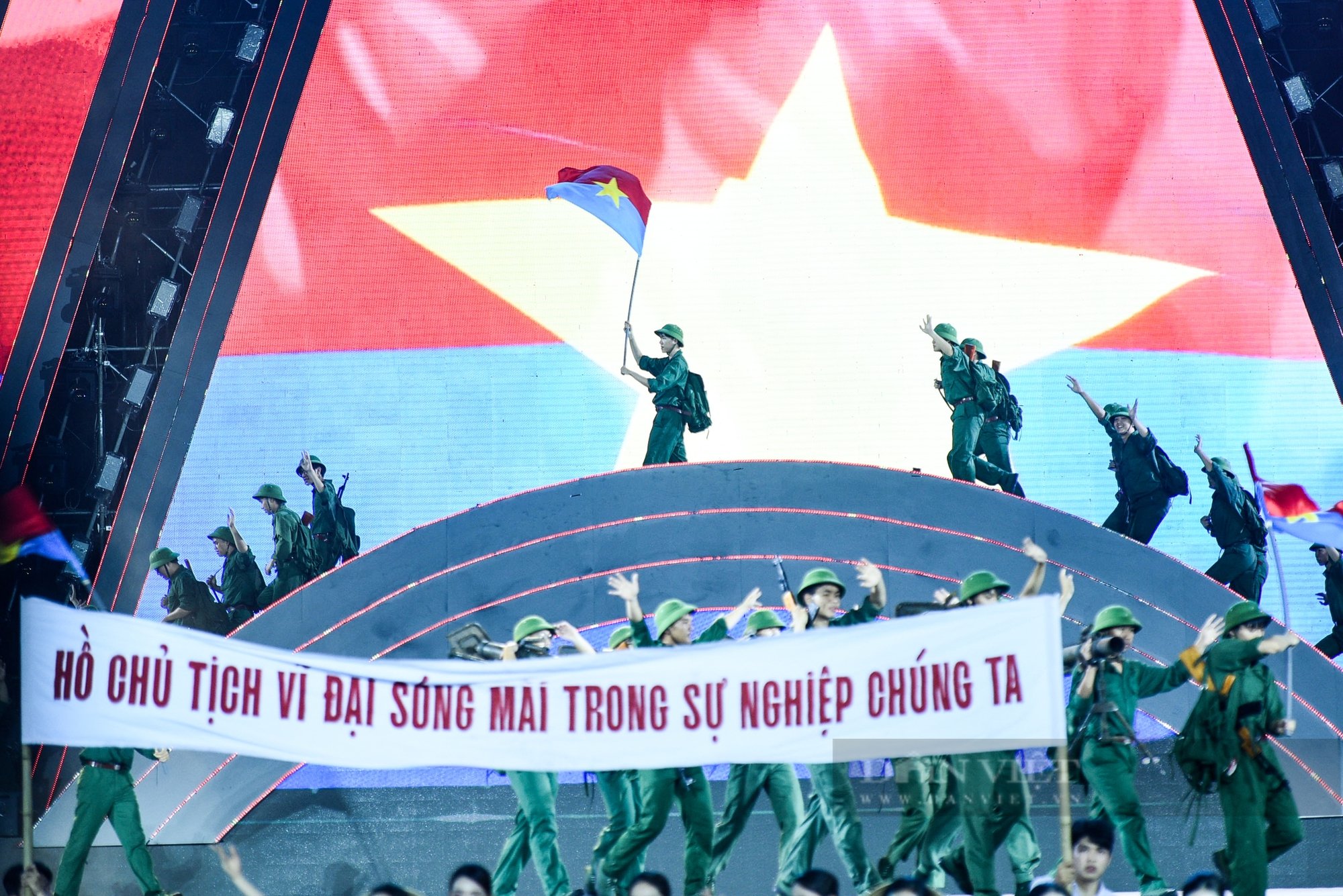 Các nghệ sĩ "cháy" hết mình trong đêm nhạc Kỷ niệm 50 năm giải phóng Đà Nẵng- Ảnh 4.