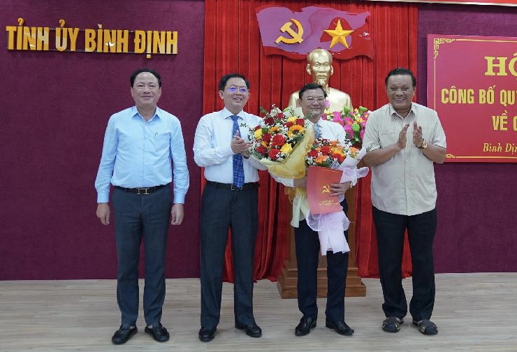 Công bố Phó Chủ tịch Bình Định tham gia Ban Thường vụ Tỉnh ủy - Ảnh 1.